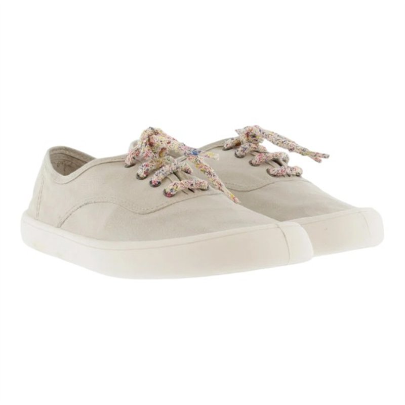 Victoria Olmo Barefoot