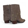 botin cowboy con solapa y ojetes