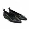 zapato punta fina con remaches