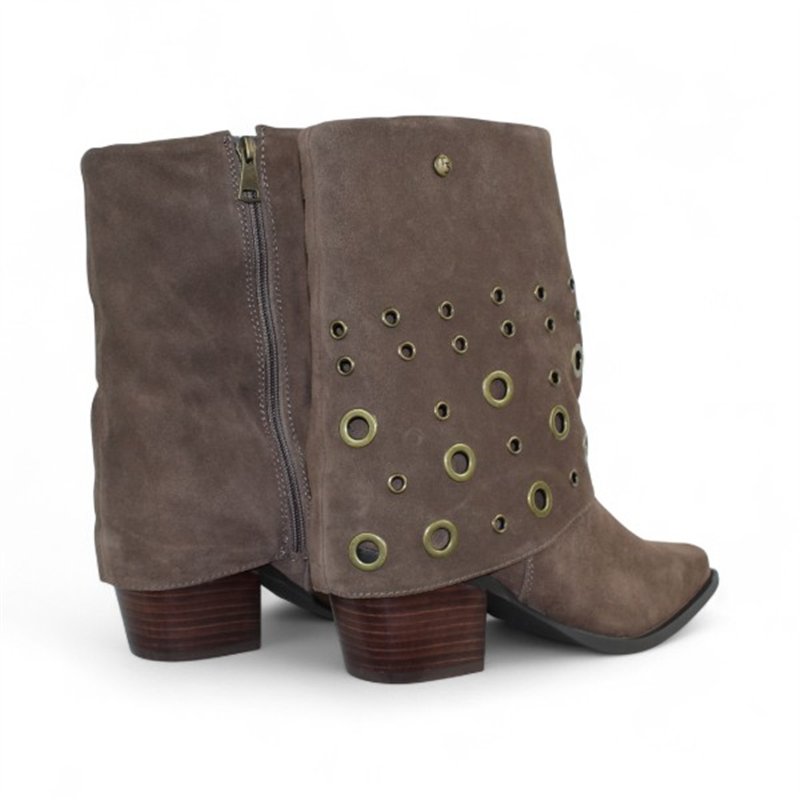 botin cowboy con solapa y ojetes