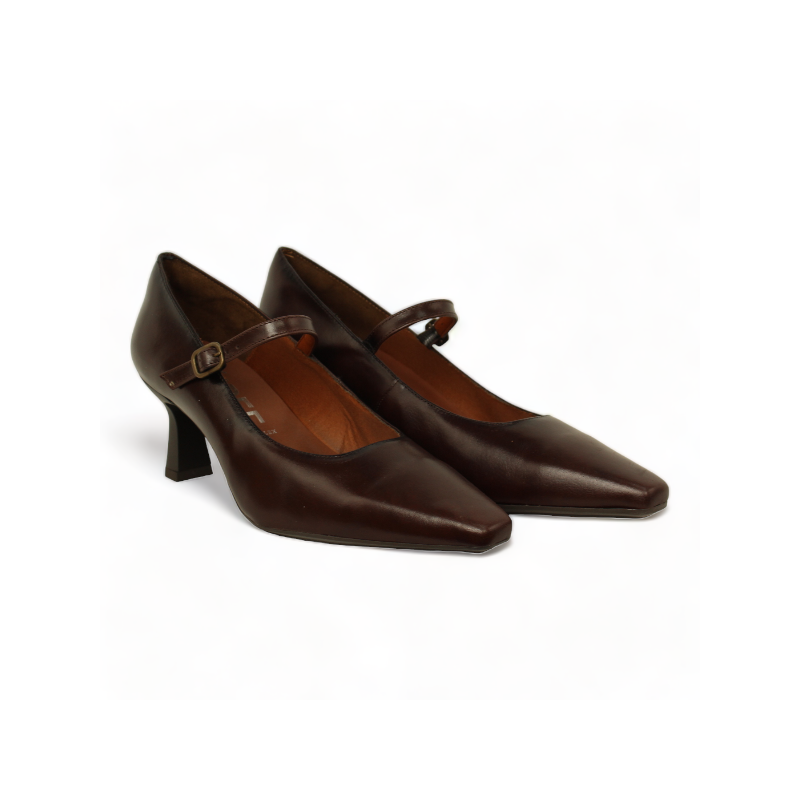 zapato salon con pulsera en piel y piso patin flexible fabricado en españa