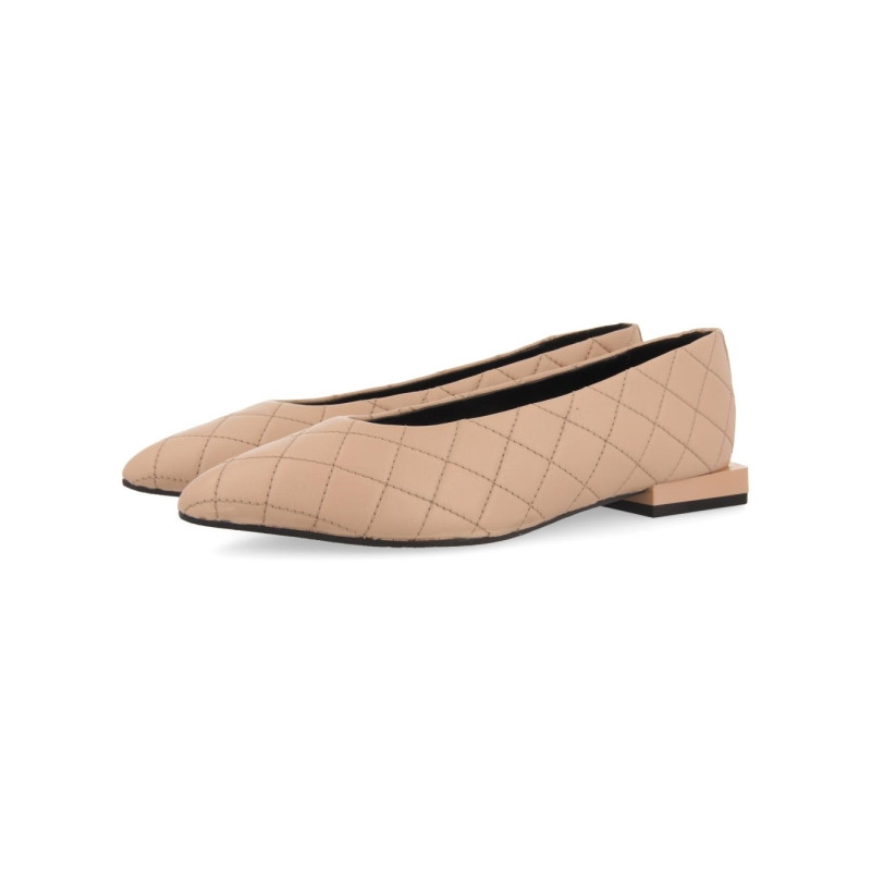 bailarina punta fina con tacon 2cm incrustado y piel con pespuntes modelo sigdal
