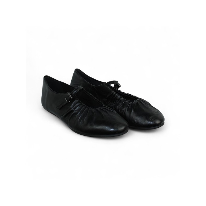 zapato con pulsera y corte fruncido