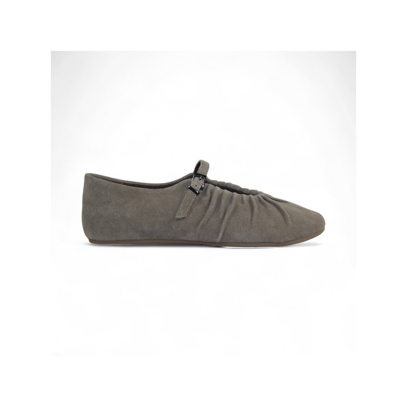 zapato con pulsera y corte fruncido