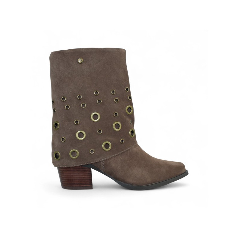 botin cowboy con solapa y ojetes