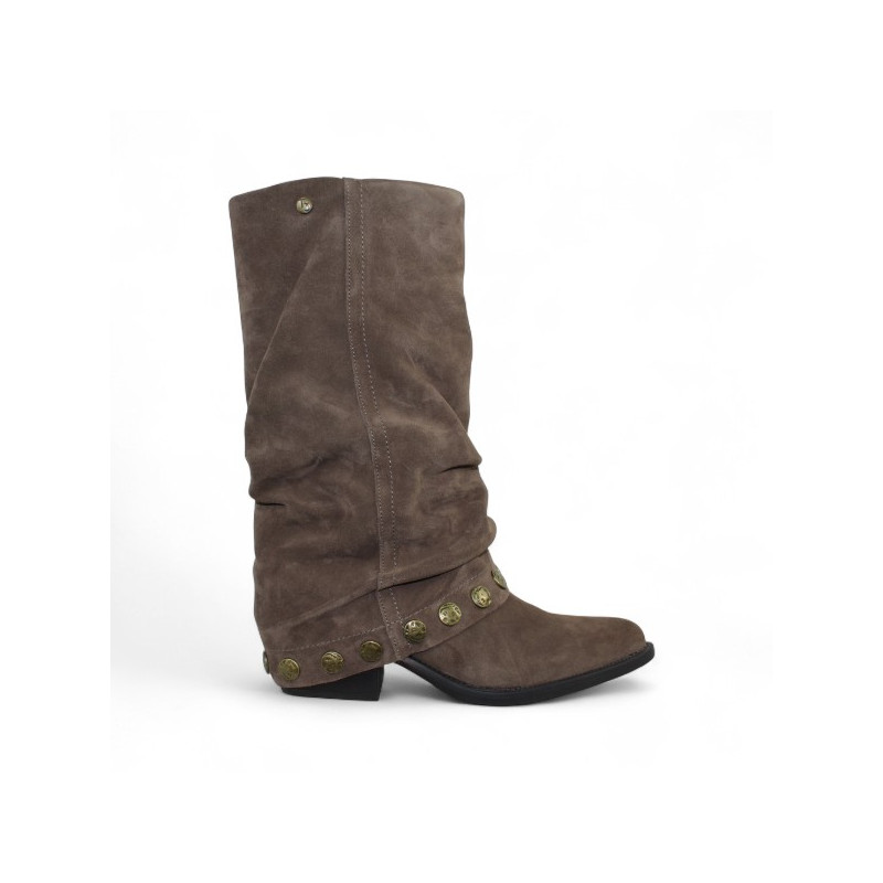 bota cowboy con solapa y ojetes