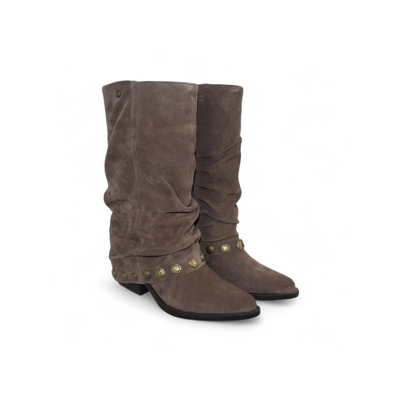 bota cowboy con solapa y ojetes
