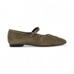 zapato punta cuadrada con pulsera y frunce