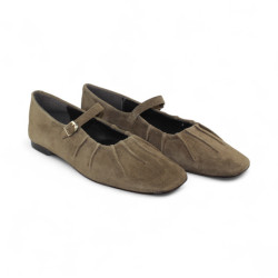 zapato punta cuadrada con pulsera y frunce
