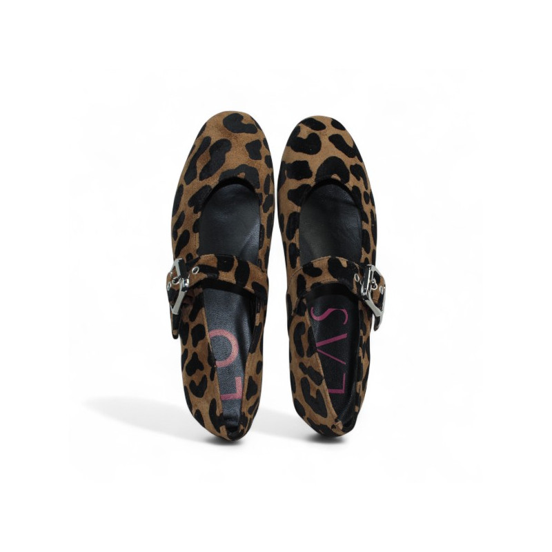 zapato con pulsera y ojetes piel print leo