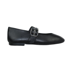 zapato con pulsera y ojetes