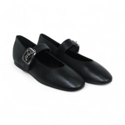 zapato con pulsera y ojetes