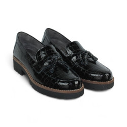 mocasin con pompon piel charol grabada coco