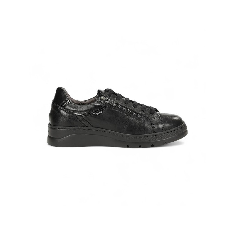 deportivo casual con cremallera lateral y piel charol linea pompas