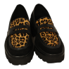mocasin piso extraligth con copete piel print leo