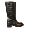 bota tipo biker con hebillas laterales y punta cuadrada modelo yamiha en piel