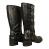bota tipo biker con hebillas laterales y punta cuadrada modelo yamiha en piel