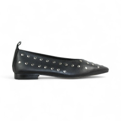 zapato punta fina con remaches