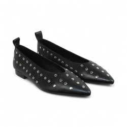 zapato punta fina con remaches