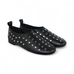 zapato horma sesgada con apliques