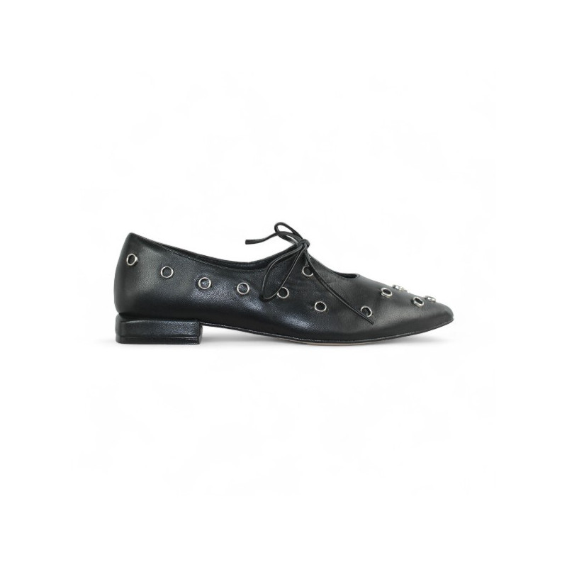 zapato con cordon tacon 3 con adornos metal y piso goma flexible