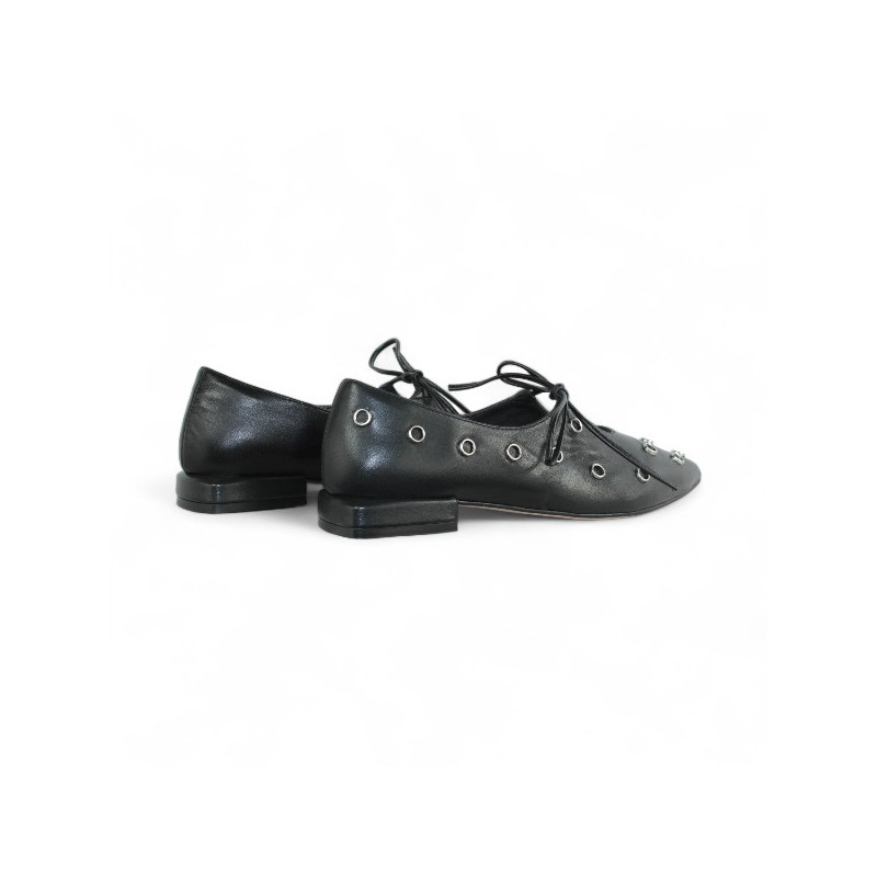 zapato con cordon tacon 3 con adornos metal y piso goma flexible
