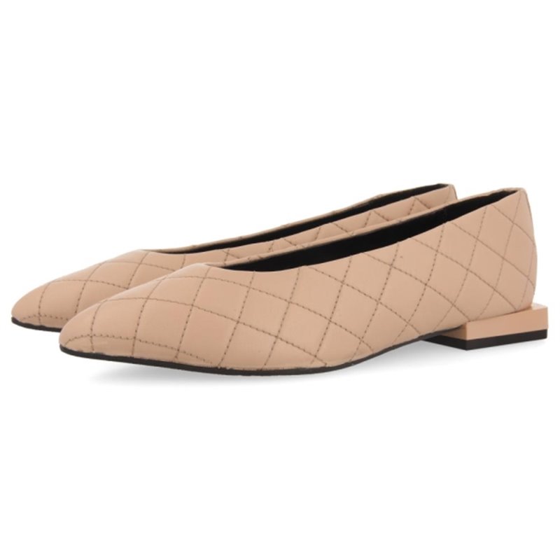 bailarina punta fina con tacon 2cm incrustado y piel con pespuntes modelo sigdal