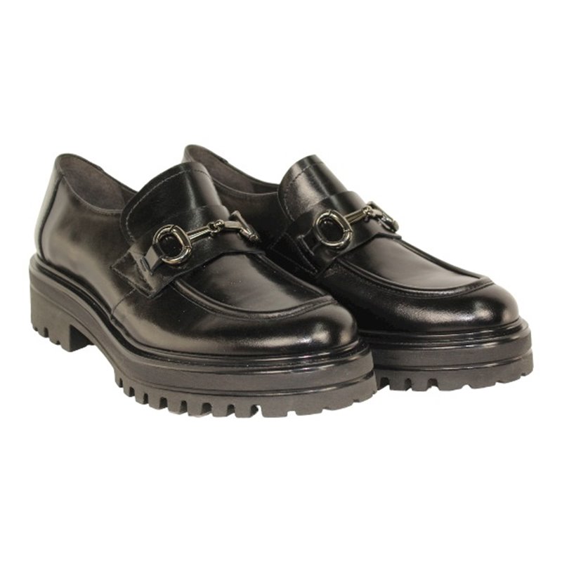 mocasin con piso track ligero y aplique metal fabricado en españa