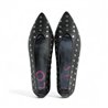 zapato punta fina con remaches