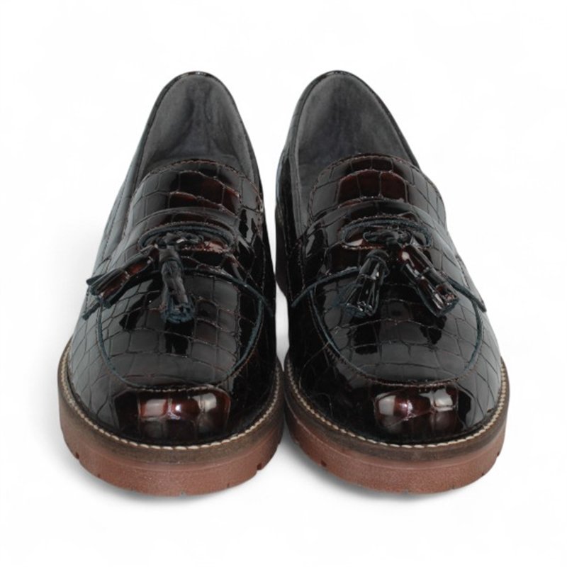 mocasin con pompon piel charol grabada coco