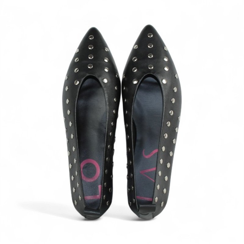zapato punta fina con remaches