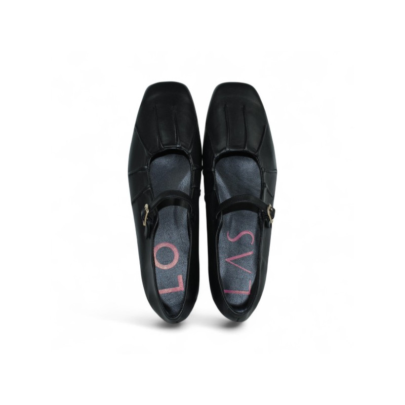 zapato punta cuadrada con pulsera y frunce