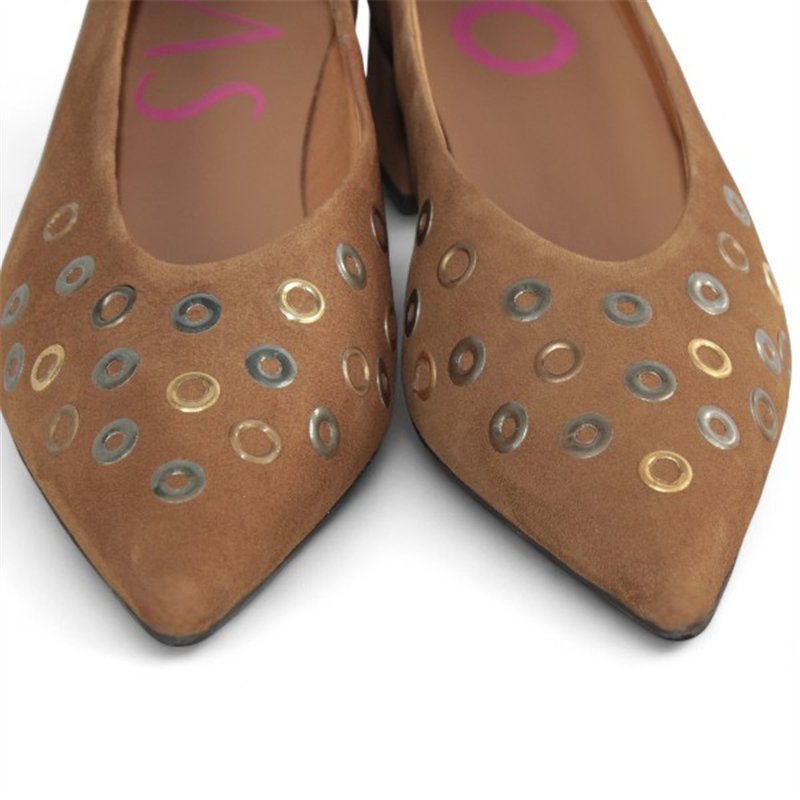 salon con tacon 5 cm con remaches bicolor piso goma flexible